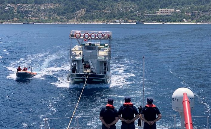 Su alan gezi teknesi yolcularını ve mürettebatını Sahil Güvenlik kurtardı