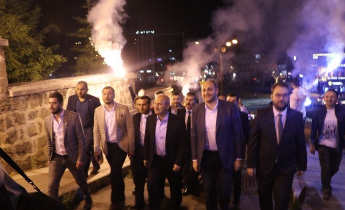 Ulaştırma ve Alt Yapı Bakanı Turhan Rizeli gençleri telefonla Binali Yıldırım ile buluşturdu