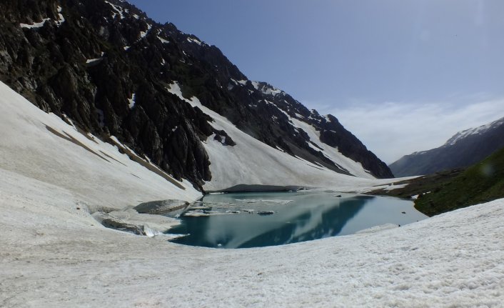Yaz günü, buzul göllerinde yüzme keyfi
