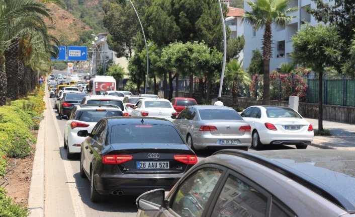 Yerli turistler dönüş yolunda, trafik durma noktasına geldi