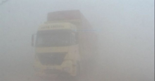 Aksaray’da şiddetli rüzgar ve kum fırtınası caminin minaresini yıktı