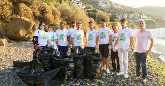 Çevreci gençler sahil temizliğinde
