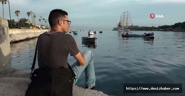 Denizcilerin Yelken Direkleri Üzerinde Bulunduğu Donanma Gemisi Havana Ziyaretinde