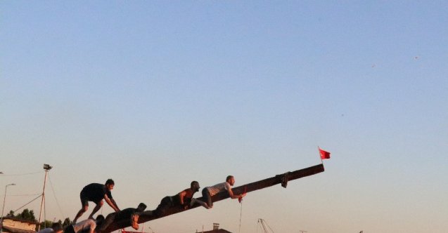 Yağlı direkten bayrak alma yarışı nefes kesti