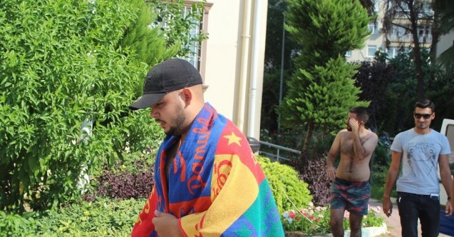 Denizden çıkınca şok oldular, havlu ve şortlarıyla karakola gittiler