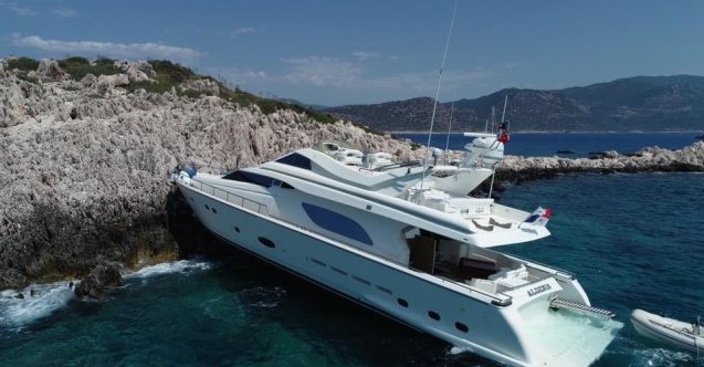 Kaş’ta lüks tekne kayalıklara çarptı: 2 yaralı