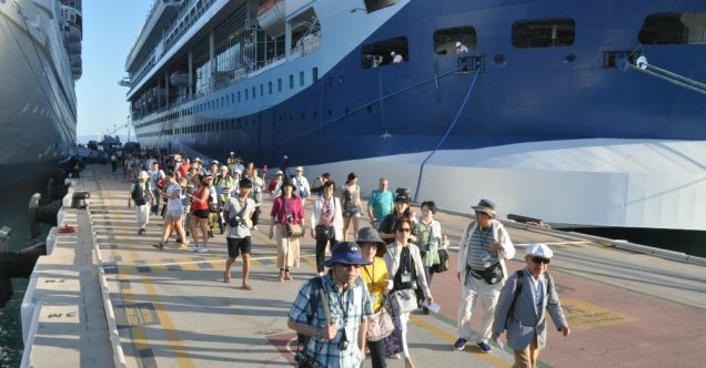 Kuşadası’na 3 gemiyle 3909 turist geldi