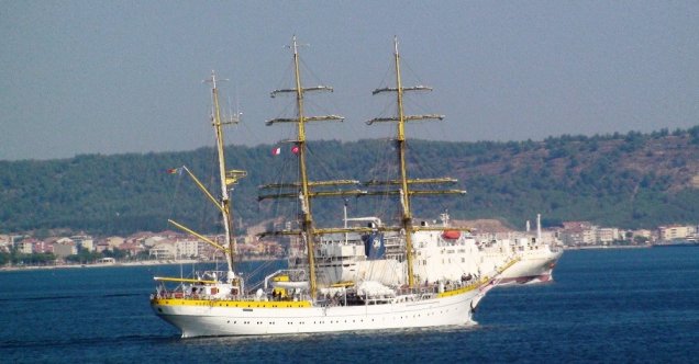 Romanya okul gemisi Çanakkale Boğazı’ndan geçti