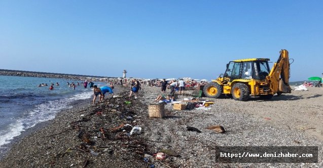 Zonguldak’ta selin getirdiği odunlar kıyıya vurdu