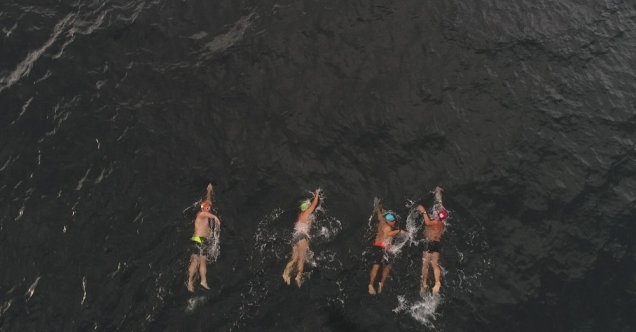 Dalgalarla boğuştular, 6 saat hiç durmadan 14 kilometre yüzdüler