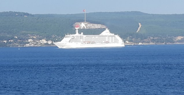 Dev kruvaziyer, Çanakkale Boğazı’ndan geçti