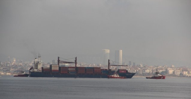 Kıyıya çarpan gemi römorkörler eşliğinde Yenikapı sahile getirildi