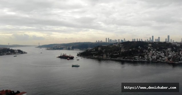 Kıyıya çarpan geminin römorkörle çekildiği anlar havadan görüntülendi