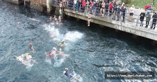 Soğuk havada boğazda denize girdiler