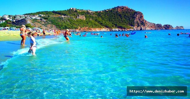 Antalya'da yılın son gününde karlı dağların eteğinde deniz keyfi
