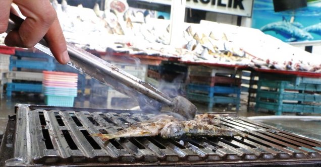 Balıklar tezgahta, tadımlıklar ızgarada
