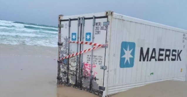 Bozcaada açıklarında denize düşen konteynerlerden biri kıyıya vurdu