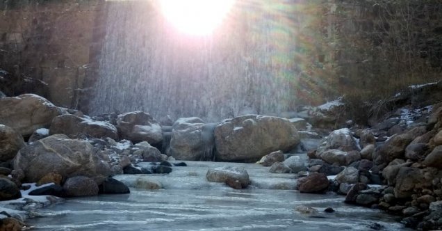 Buz tutan akarsu kartpostallık görüntü oluşturdu