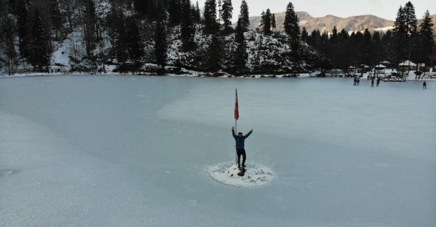 Buz tutan Karagöl’ün üzerinde horon teptiler