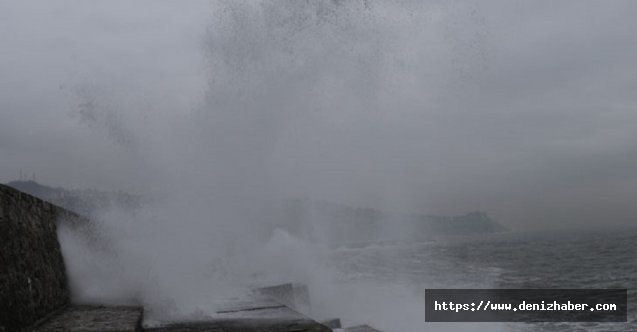Dev dalgalar 7 metrelik istinat duvarını aştı