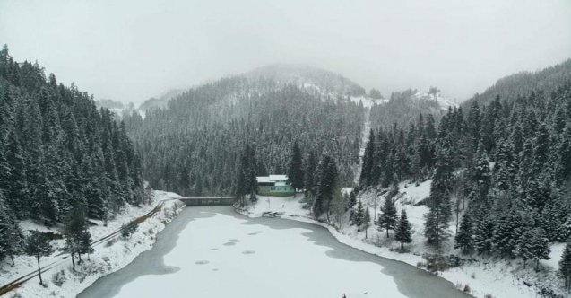 Doğa harikası Akgöl buz tuttu
