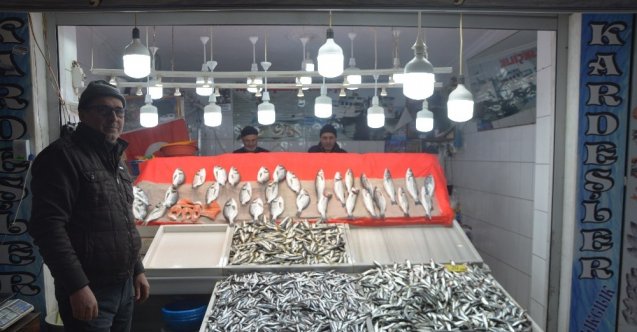 Fırtına balık tezgahlarını vurdu