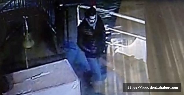 Vapurun arkasından denize atladı