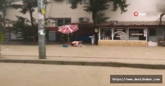Leğenden tekne yapıp selin oluşturduğu akıntıda yüzdü
