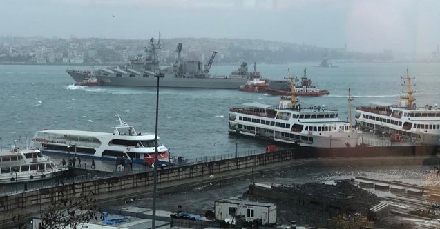 Fırtına  Mareşal Ustinov'u Sarayburnu'na Yanaştırmadı