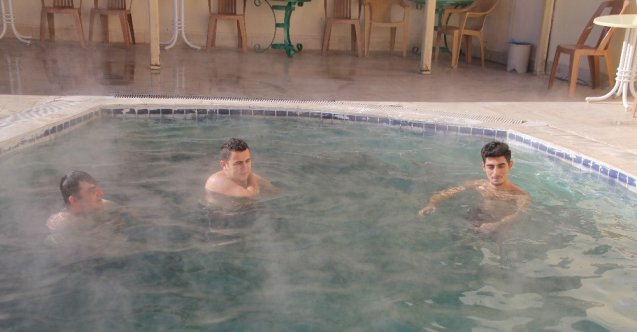 Yosun havuzuna şifa için eksi 5 derecede giriyorlar