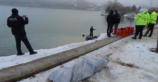 Gölete uçan otomobilden 1 kişinin cansız bedeni çıkarıldı