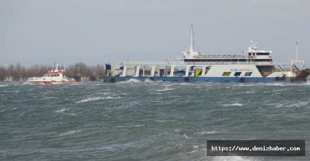 Karaya oturan feribottan 4 kişi tahliye edildi