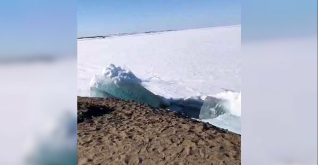 Rusya’da denizdeki buzullar sahile vurdu