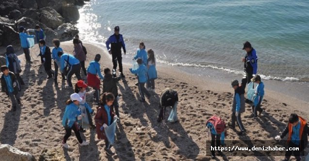 Çocuklar, polislerle birlikte sahil temizliği yaptı