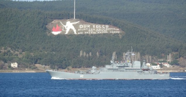 Rus savaş gemisi, 2 Türk sahil güvenlik botu refakatinde Çanakkale Boğazı’ndan geçti