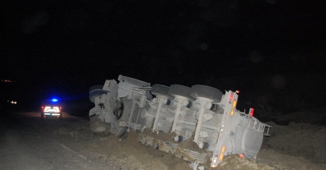 1915 Çanakkale Köprüsü’ne çimento taşıyan kamyon devrildi