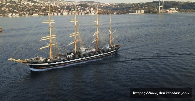 Tarihi gemi İstanbul Boğazından geçti.