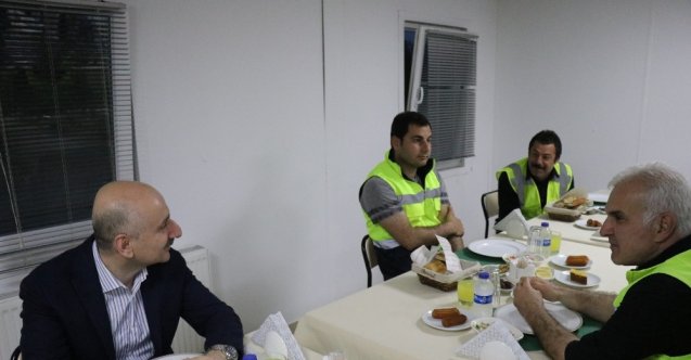 Ulaştırma Bakanı Karaismailoğlu Kuzey Marmara Otoyolu’nda işçilerle iftar yaptı