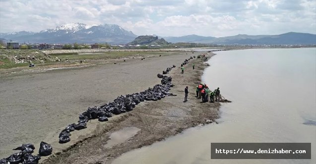 100 kişilik ekip Van Gölü sahilinde 110 ton çöp topladı