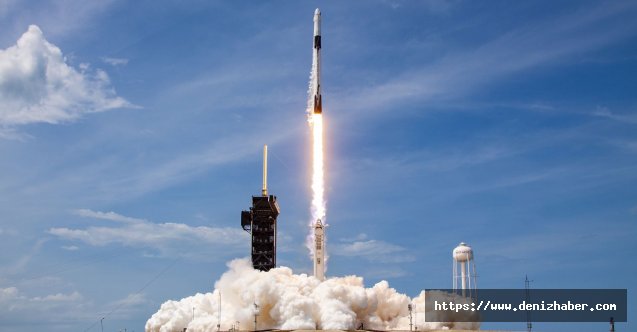 SpaceX roketi tarihi fırlatmadan sonra denize başarıyla indi! Video