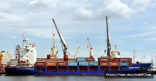 Filipin kargo gemisi Moreta Venture , yangından sonra sürüklendi