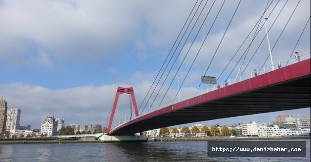 Rotterdam’da Konteyner mavnası köprüye çarptı! (Video)