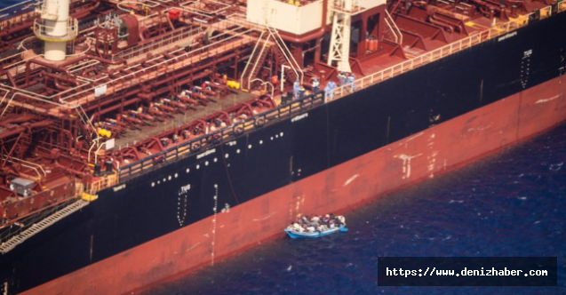 Maersk Etienne, Kurtardığı 27 Göçmenle 24 gündür Demirde Bekliyor!