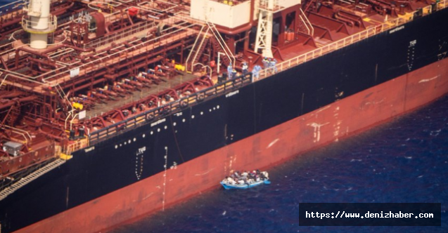 Maersk’e Ait Gemi Kurtardığı 27 Göçmenle Hala Demirde Bekliyor!