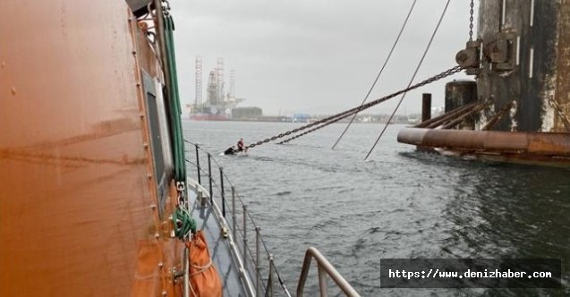 Petrol Kulesinin Çapa Zincirine Tutunan İki Yüzücü Böyle kurtarıldı! (Video)