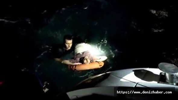 Seyir halindeki feribottan atlayan adam böyle kurtarıldı!