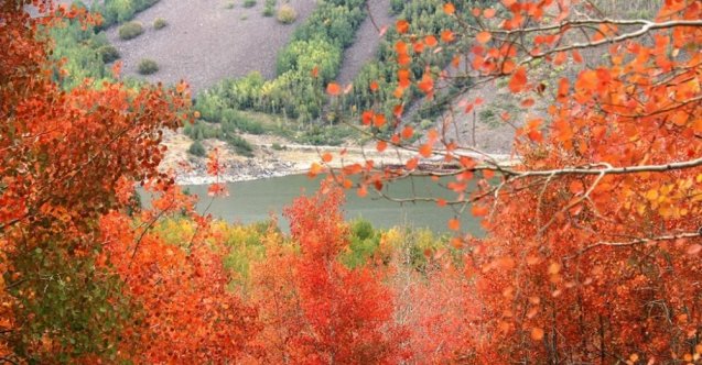 Nemrut Krater Gölü sonbahar güzelliğiyle hayran bırakıyor