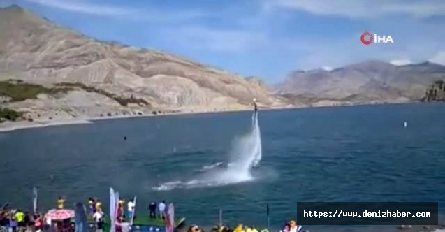 Su üzerinde yapılan gösteride Azerbaycan ve Türk bayrağı açıldı!