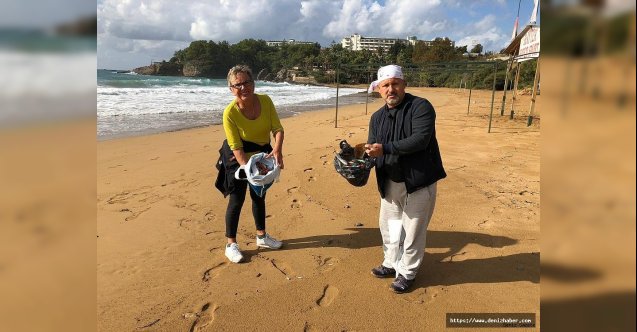 Alanya'da temiz çevre isteyen evli çift, plajda çöp topladı!
