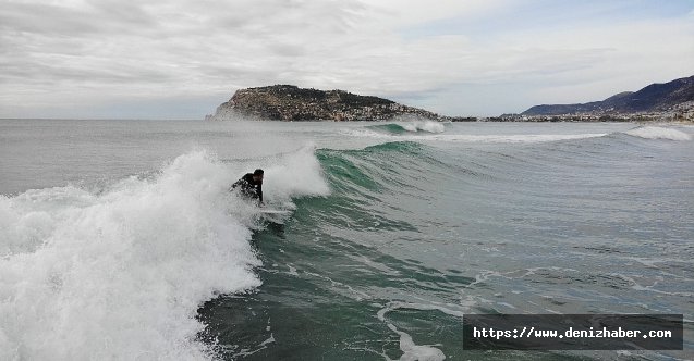Antalya'da dev dalgalarda sörf keyfi!